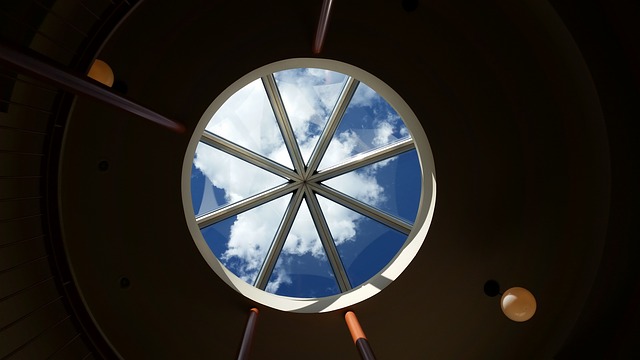 kruhové okno ve stropě