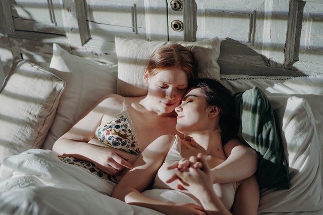 Dve ženy ležia spolu v posteli